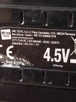 Juguetes coches figuras de Mickey Mouse y Minnie.