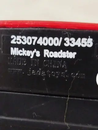 Juguetes coches figuras de Mickey Mouse y Minnie.