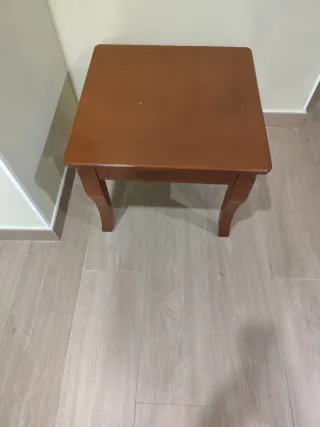 Mesa auxiliar de madera,