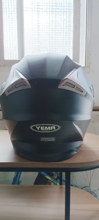 Casco de moto YEMA en perfecto estado con funda