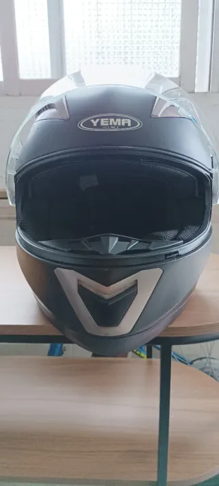 Casco de moto YEMA en perfecto estado con funda
