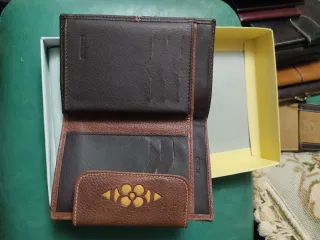 Cartera de piel con flor