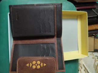 Cartera de piel con flor