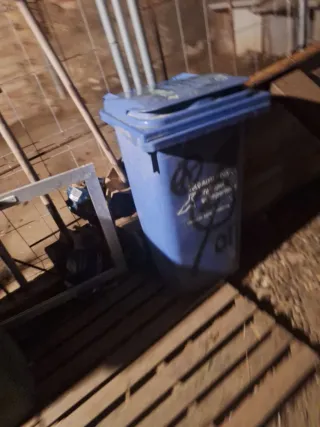 Cubo basura con ruedas