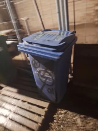 Cubo basura con ruedas