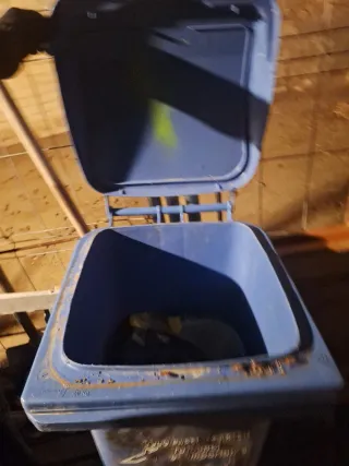 Cubo basura con ruedas