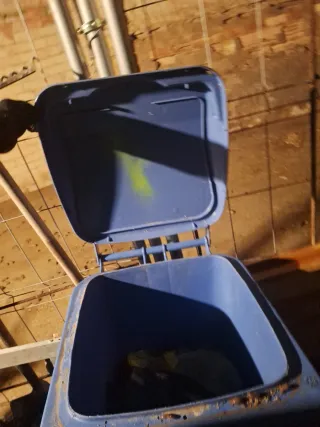 Cubo basura con ruedas