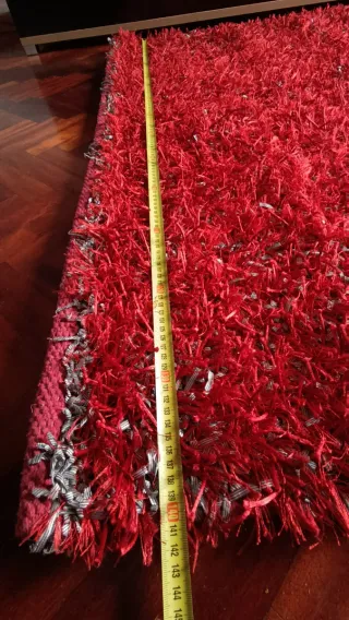 Alfombras roja y lineas plateada y negra