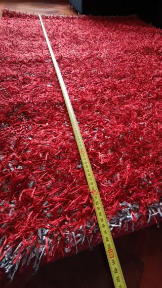 Alfombras roja y lineas plateada y negra