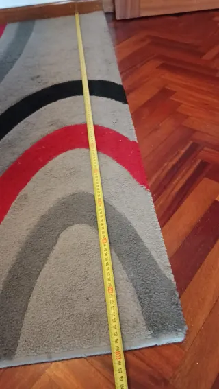 Alfombras roja y lineas plateada y negra