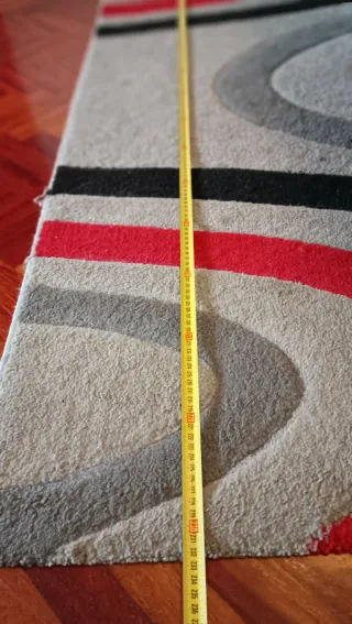 Alfombras roja y lineas plateada y negra