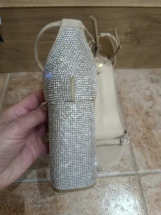 Zapatos de tacón beige y plateados