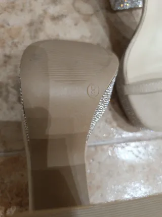 Zapatos de tacón beige y plateados