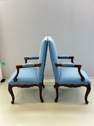 Sillas cabecera estilo Luis XV tapizadas azul