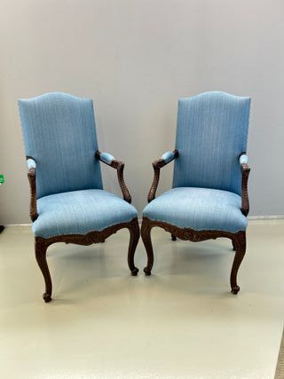 Sillas cabecera estilo Luis XV tapizadas azul