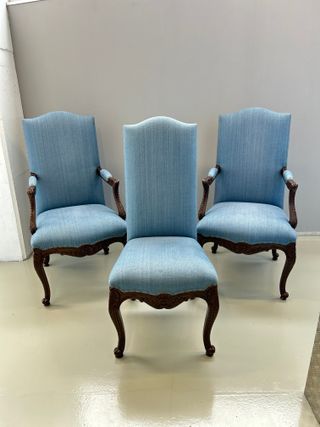 Sillas cabecera estilo Luis XV tapizadas azul