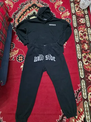 Tuta uomo nera con scritte