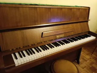 Piano Petrof en excelente estado