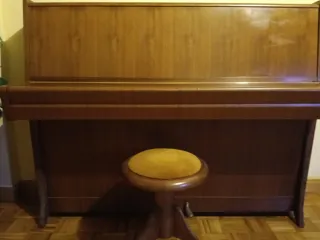Piano Petrof en excelente estado