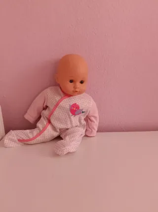 Muñeca bebé con pijama de puntos