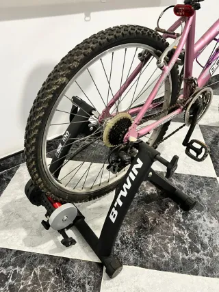 Bicicleta rosa y rodillo entrenamiento