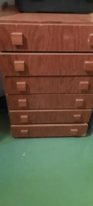 Cajonera de madera con baldas