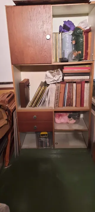 Cajonera de madera con baldas