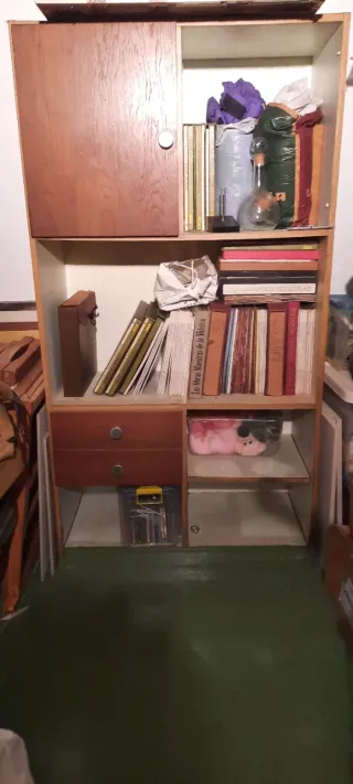 Cajonera de madera con baldas