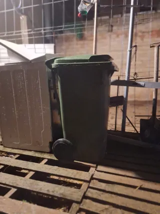 Contenedor de basura con ruedas