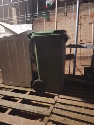 Contenedor de basura con ruedas