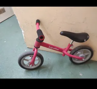 Bicicleta de equilibrio color rojo.