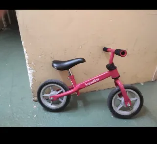 Bicicleta de equilibrio color rojo.