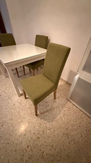 Mesa comedor blanca y 4 sillas verdes