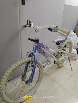 Bicicleta niña morada y blanca