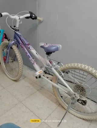 Bicicleta niña morada y blanca