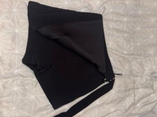 Falda beige moderna y falda pantalón negro