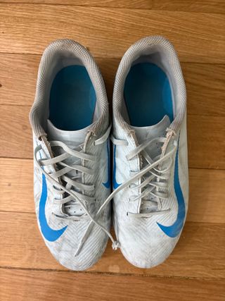 Zapatillas de fútbol Nike Tacos Blancas y Azules