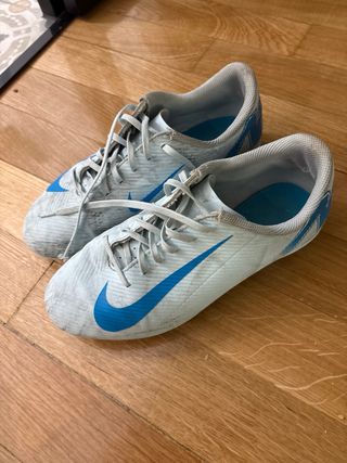 Zapatillas de fútbol Nike Tacos Blancas y Azules