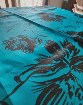 Tela azul con estampado floral negro