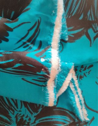 Tela azul con estampado floral negro