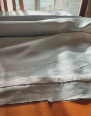 Tela azul con estampado floral negro