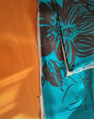 Tela azul con estampado floral negro