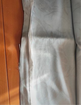 Tela azul con estampado floral negro