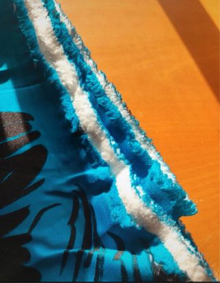 Tela azul con estampado floral negro