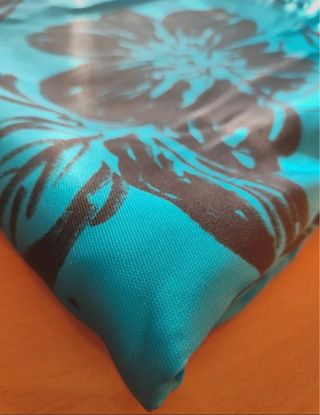 Tela azul con estampado floral negro