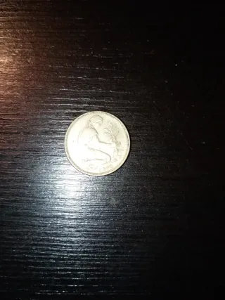 Moneda antigua con figura