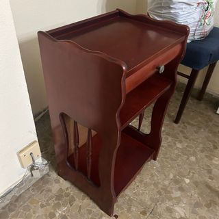 Mesita de noche de madera
