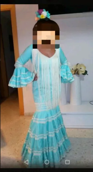 Traje de flamenca verde agua y beige