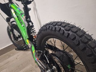 Bicicleta eléctrica infantil verde