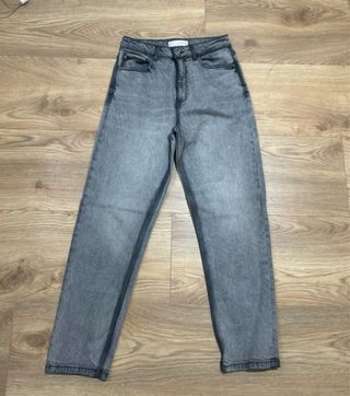 Jeans mom fit grises cómodos